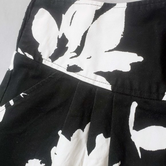 Maurices Women's Black White Floral Pleated Pockets Elastic Waist Cotton Skirt - Picture 3 of 8